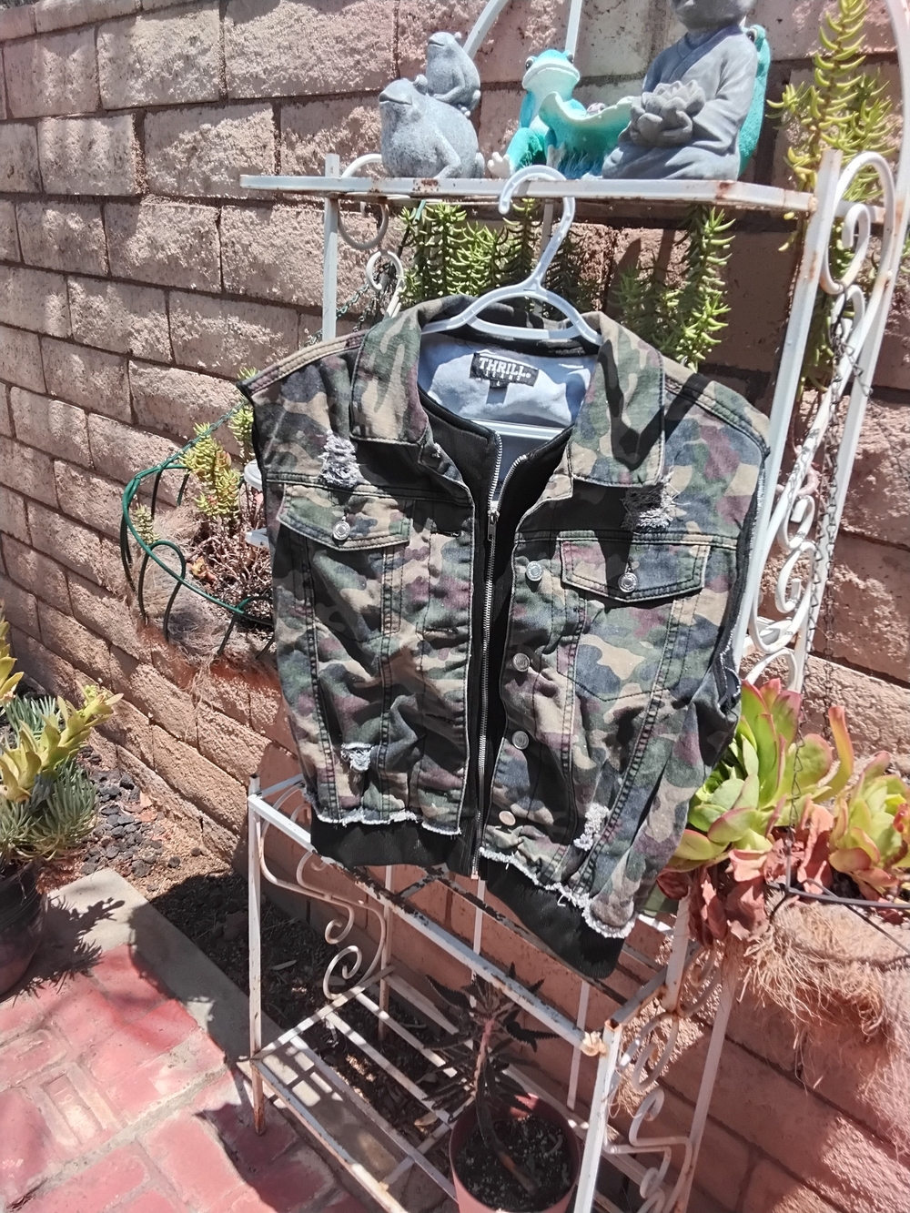 Thrill Womens Sleeveless Camouflage Zip Front Vest - Green Camo